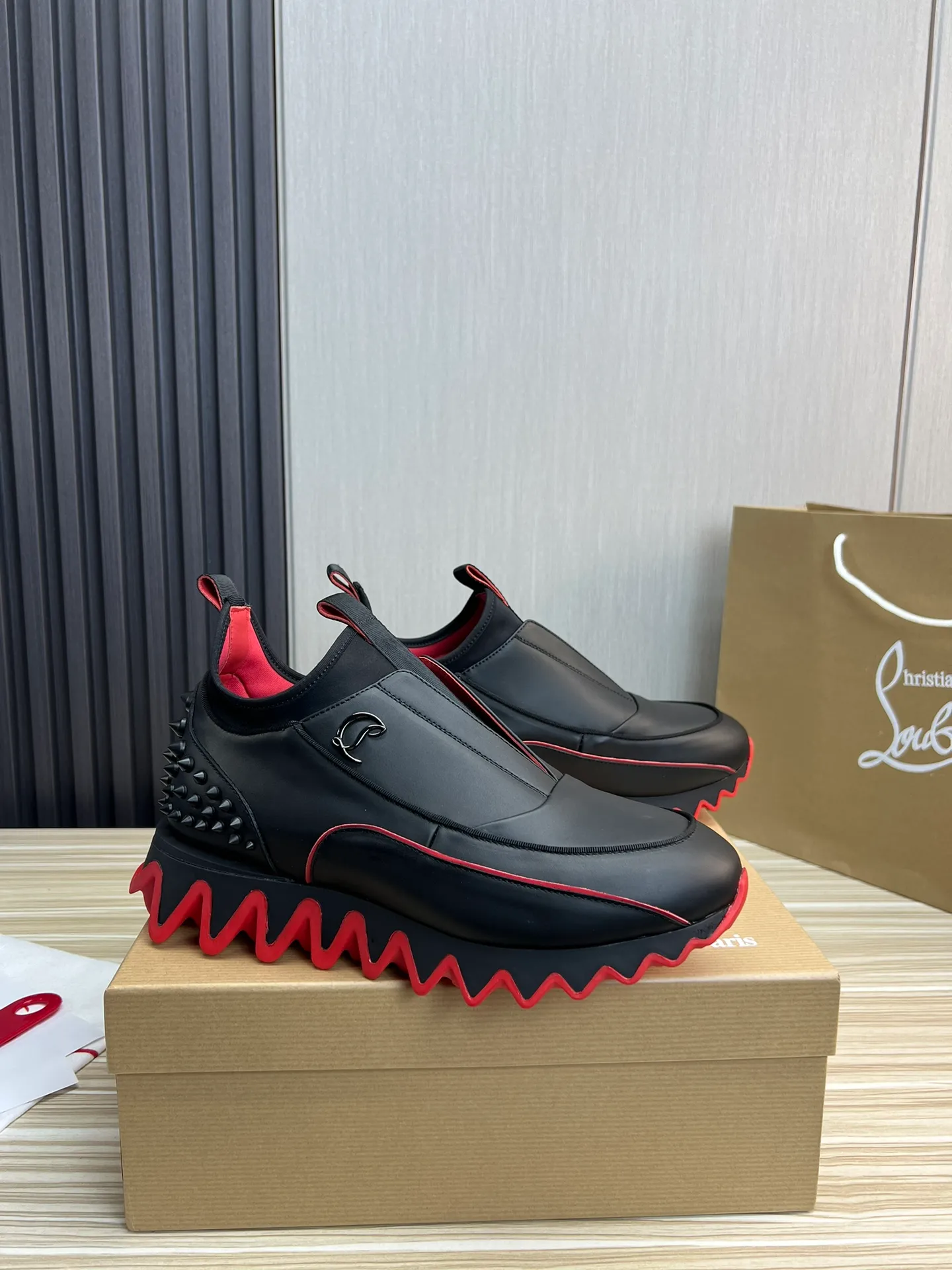 Men's shoes 💰680💰 CL popular red-soled boots 🆑1:1 original mold, Christian* Louboutin, imported cowhide stitching on the upper & water-dyed cowhide lining, original outsole ⬆️ Wear-resistant and non-slip, full set of counter packaging 🎁38-45 (38.45 for customization, non-refundable)